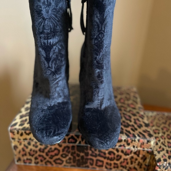 Rebecca Minkoff black suede pattern boot size 6 - Picture 2 of 6